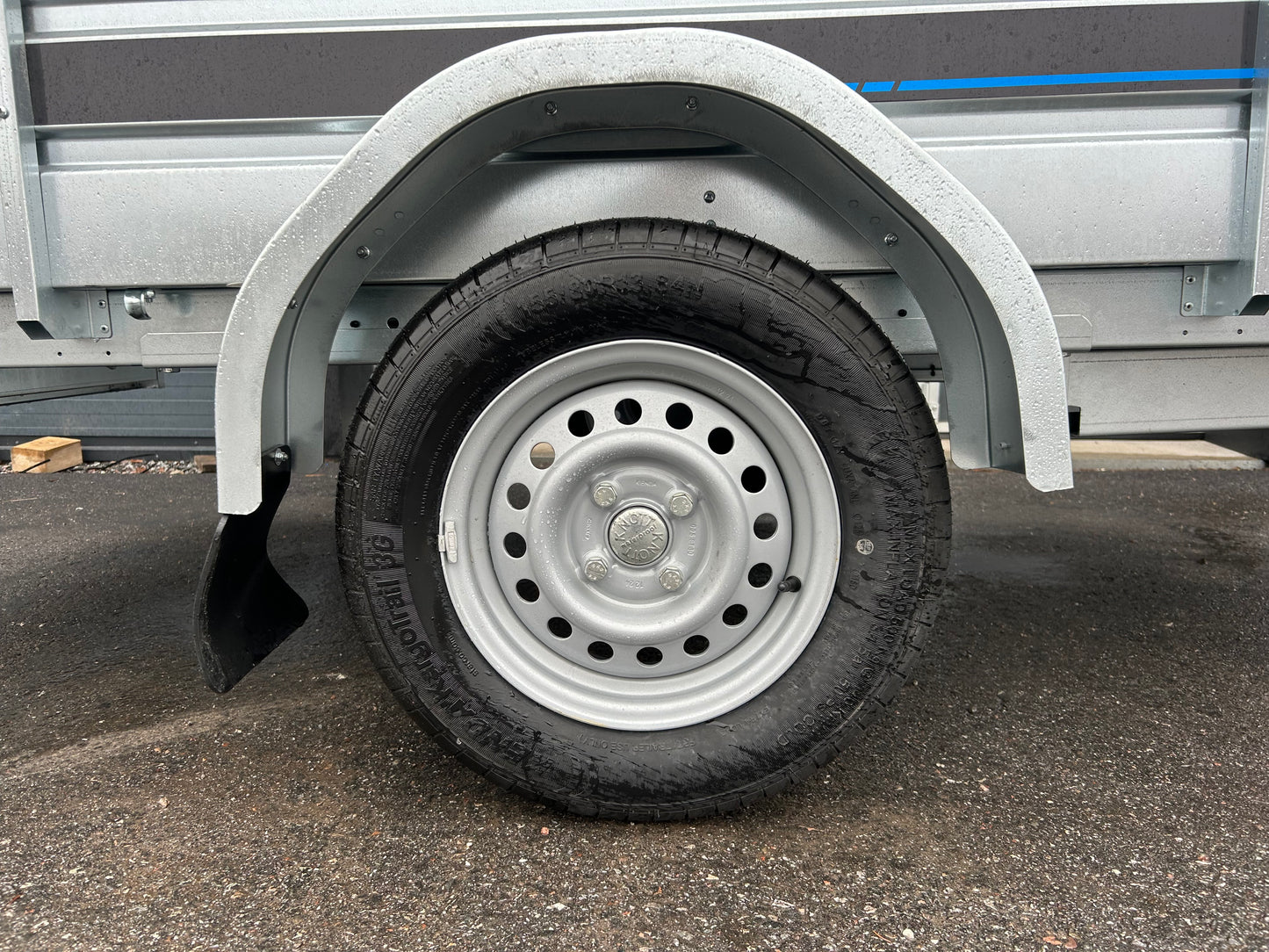 Tiki CS-265R Trailers