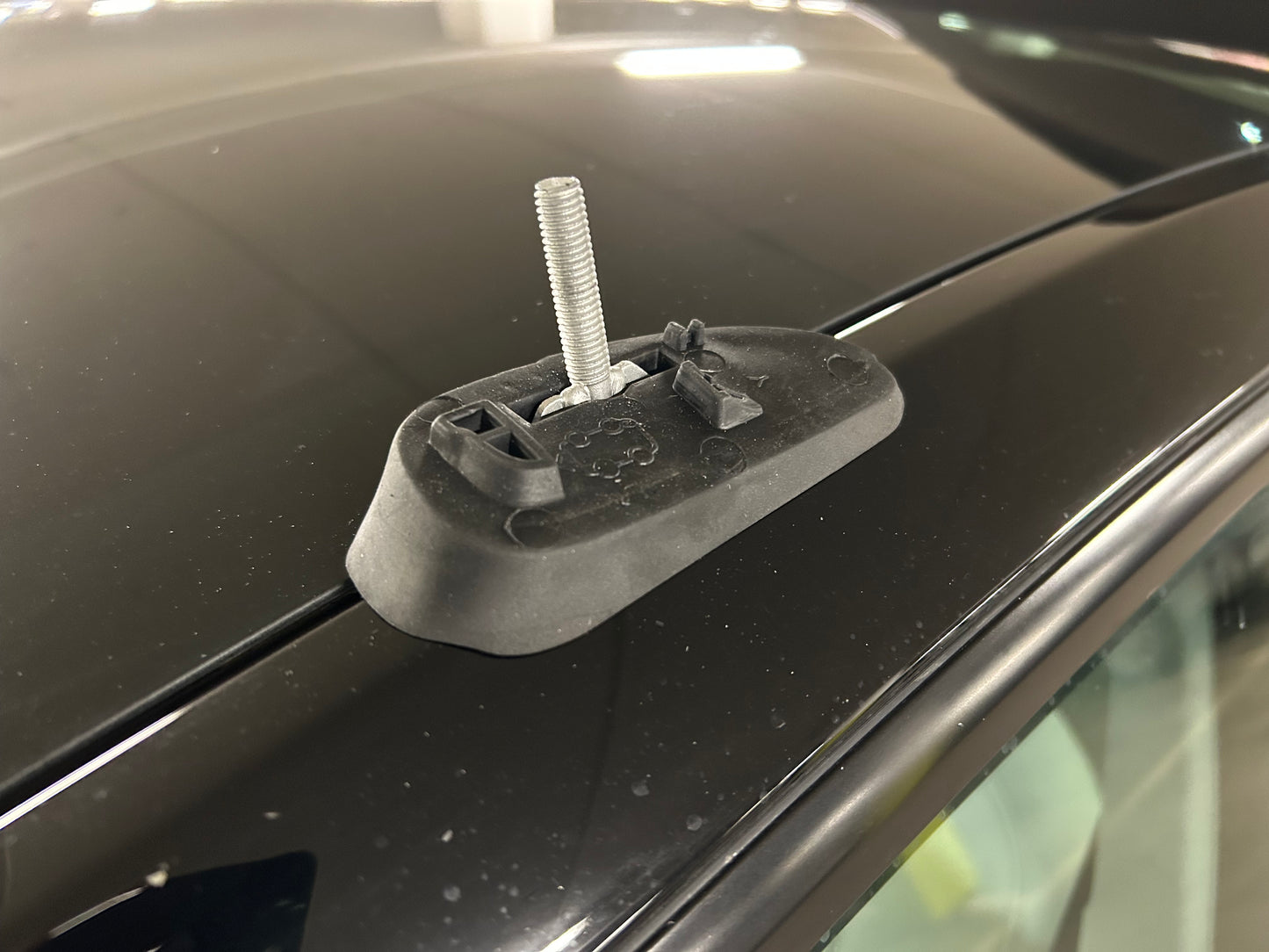 Tesla Model Y Takräcken låsbara