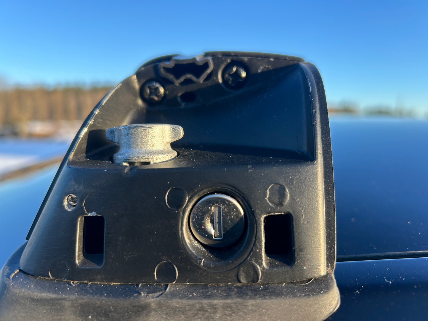 Tesla Model Y Takräcken låsbara