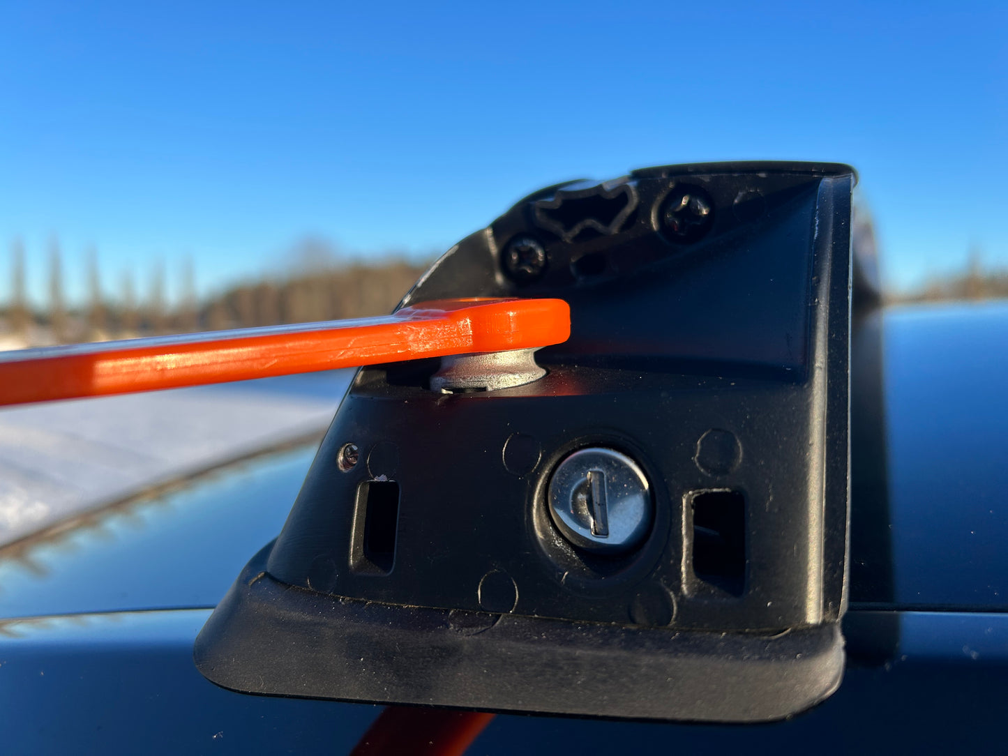 Tesla Model Y Takräcken låsbara